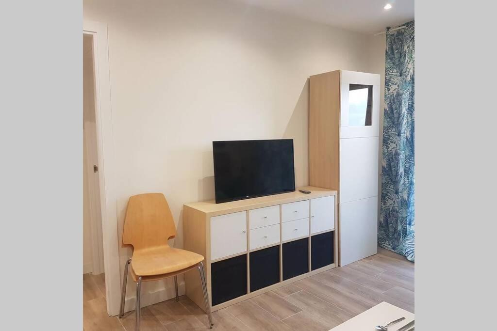Cozy Apartment With Parking ซาลอว์ ภายนอก รูปภาพ
